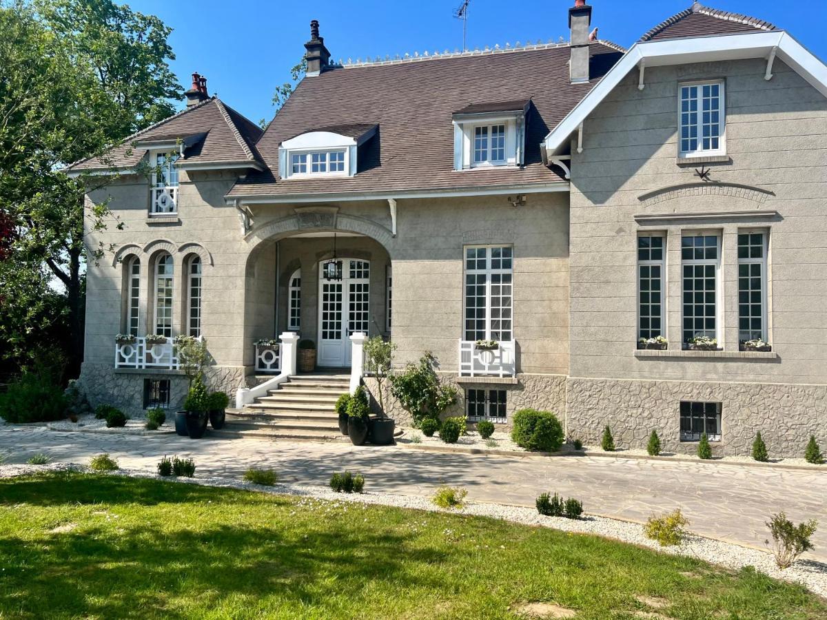 Manoir Les Feuillantines Piscine & Spa Bed & Breakfast Isques Exterior photo